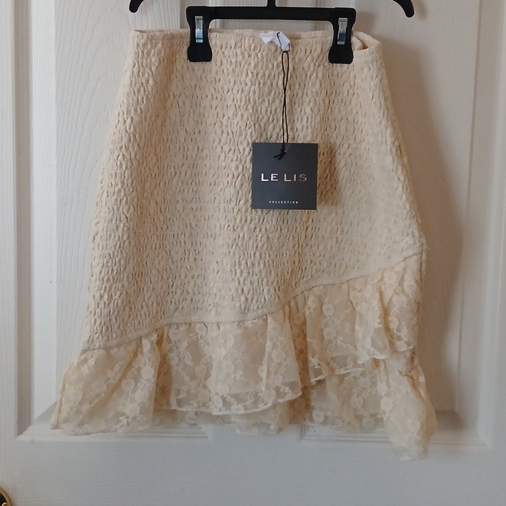 LE LIS Cream Ruched Lace Ruffle Skirt Size Medium NWT